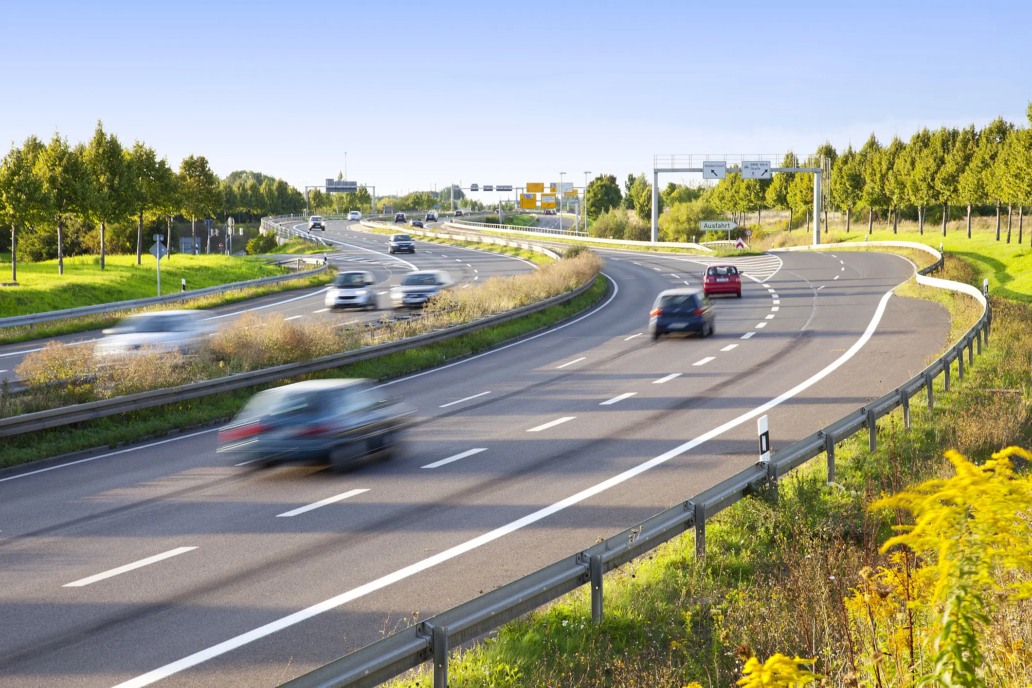 Autos fahren mit Abstand auf der Autobahn