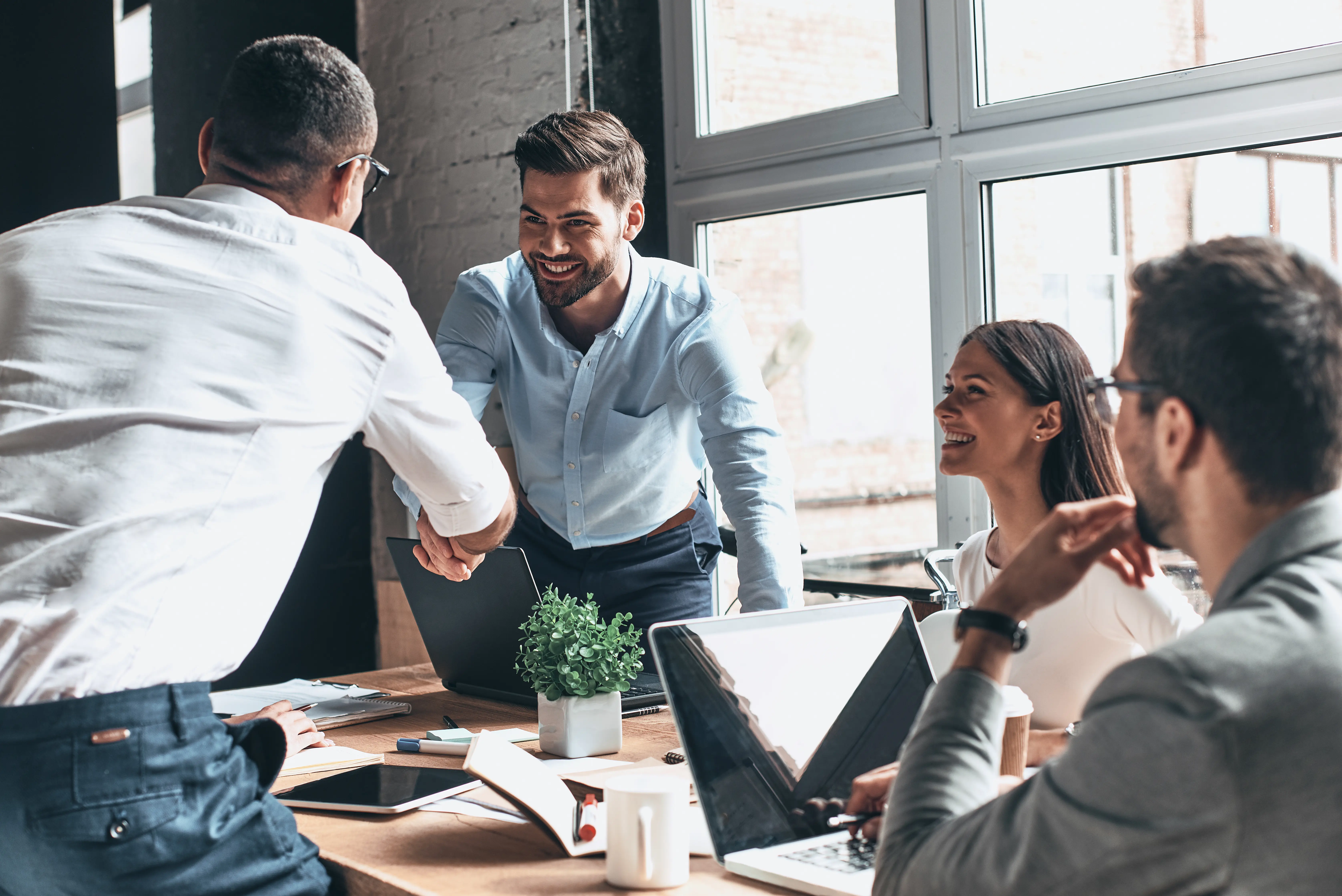 Mitarbeiter-Meeting in einem Büro