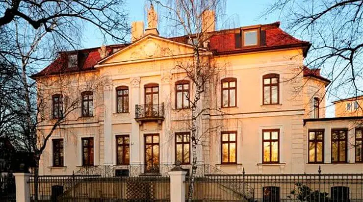 Frontalansicht des Hauptsitzes der KS/AUXILIA in München