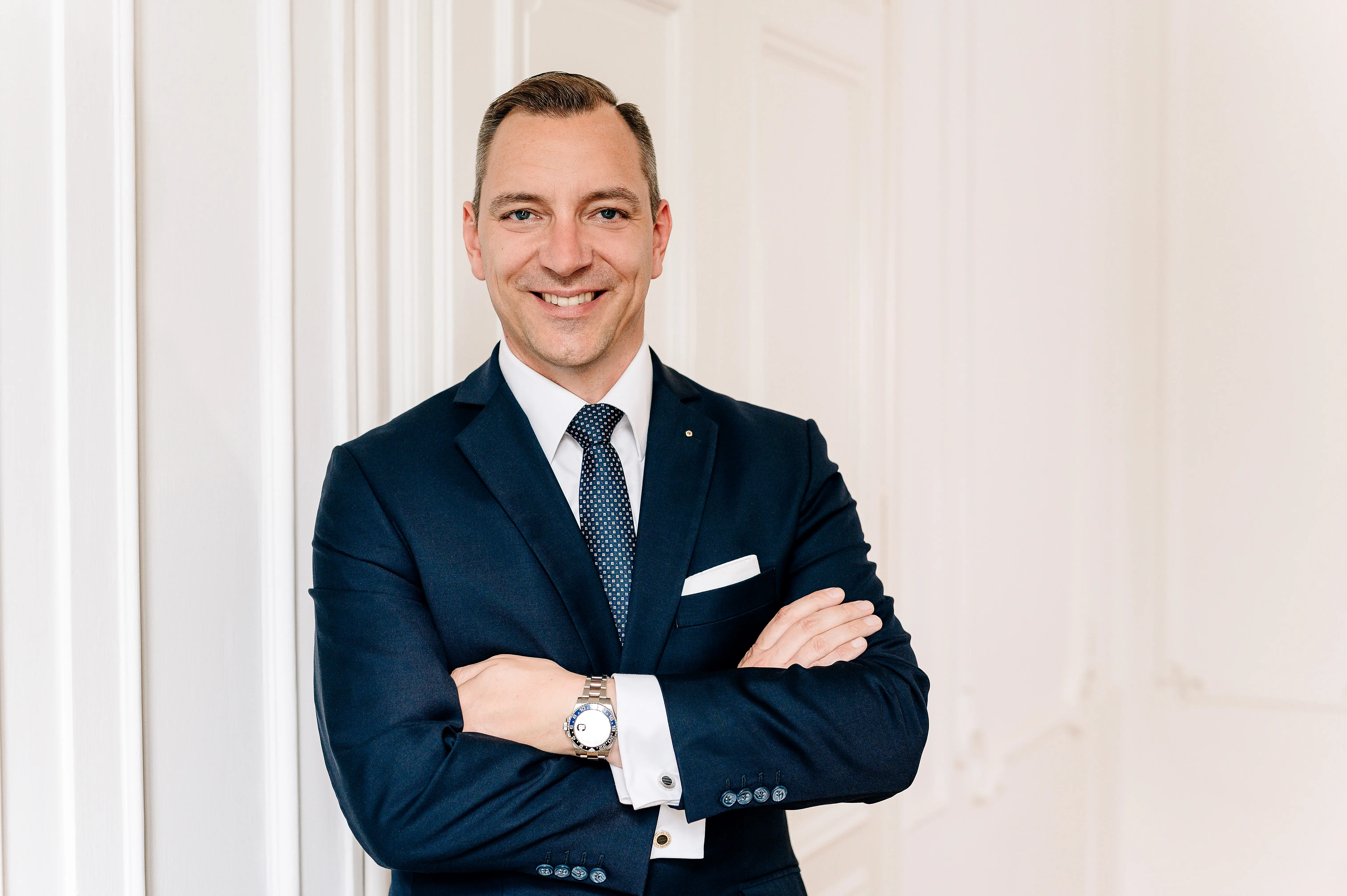 Dirk Schawjinski - Geschäftsführer und Mitglied des Vorstandes Portrait von Geschäftsführer und Mitglied des Vorstands Dirk Schawjinski der KS/AUXILIA im Business-Anzug vor neutralem Hintergrund.