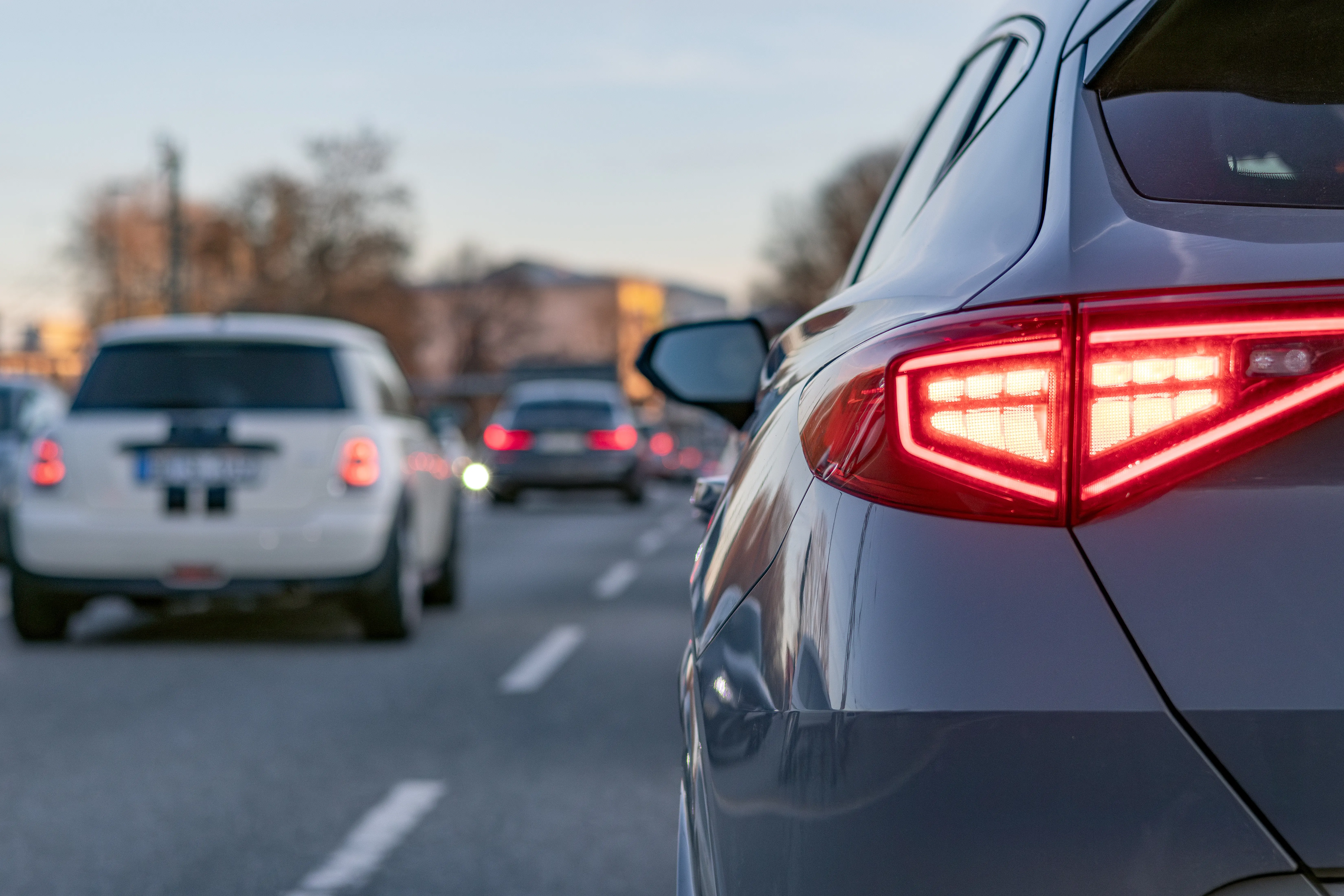 Heckansicht von zwei Autos auf der Straße 